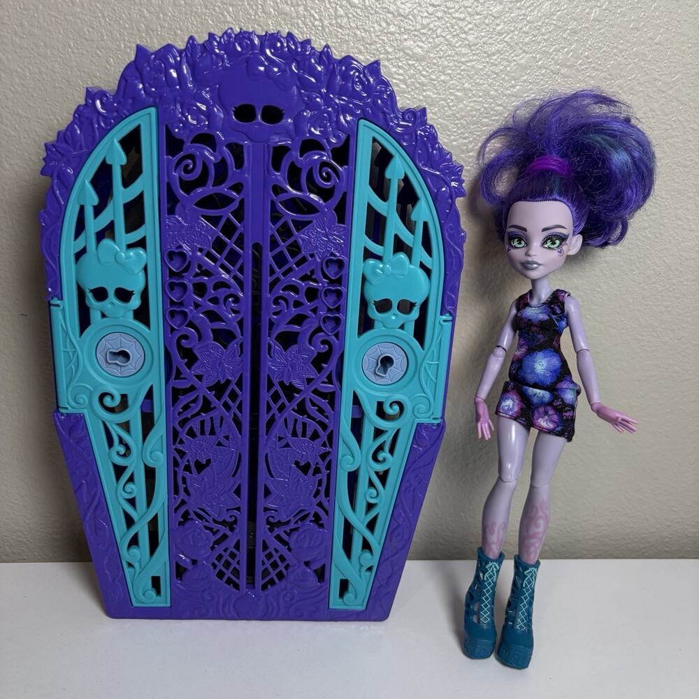 Monster High Skulltimate Secrets Garden Mysteries TWYLA Doll Closet